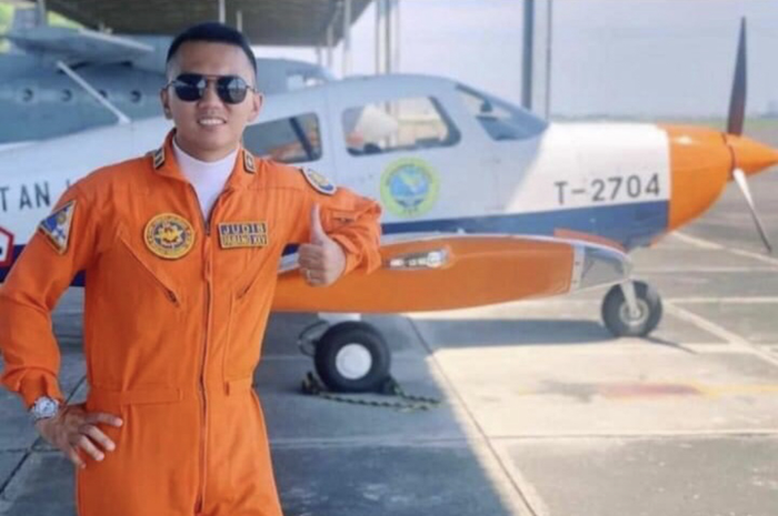 Lettu Laut (P) Judistira Eka Permady pilot pesawat TNI AL yang gugur meninggalkan istri yang sedang hamil tua. Foto keluarganya beredar. 