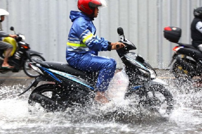 Ilustrasi pemotor pakai jas hujan saat musim hujan. Sudah masuk musim hujan pemotor simak pilihan jas hujan enggak sampai Rp 300 ribu.