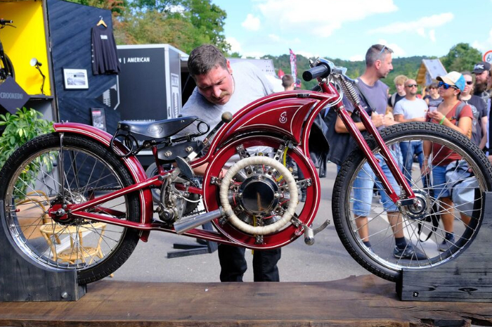 Keren, motor custom ini menggunakan mesin mirip mesin pesawat terbang, punya 7 silinder