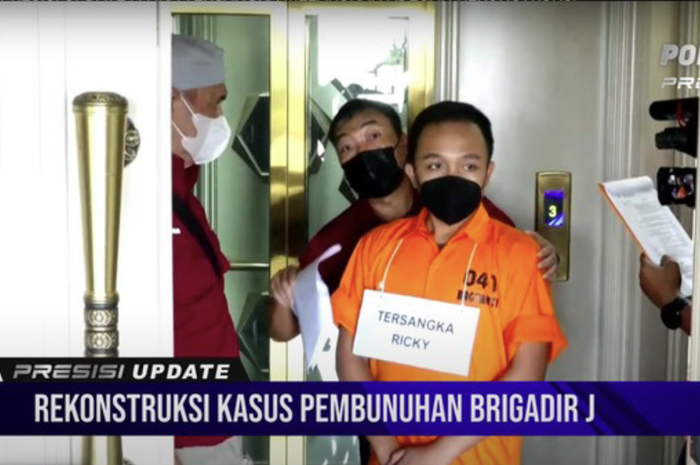 Tangis anak buah Ferdy Sambo pecah disentil ucapan istri Bripka Ricky Rizal. Nama baik bapak kamu yang juga polisi kena imbas, katanya.