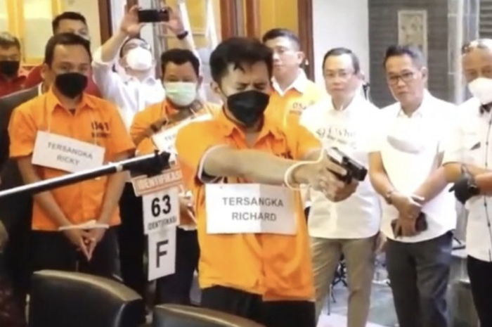 Pengakuan Bharada E soal aksi Ferdy Sambo di TKP terbukti jujur. Dia menembak Brigadir J dengan mata terpejam. Foto sosoknya dapat dukungan.