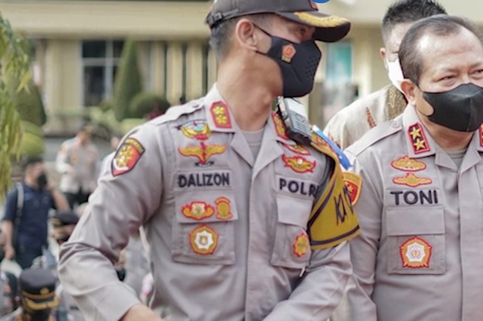 Mantan Kapolres OKU Timur yang ditangkap Ferdy Sambo mengaku setor Rp 500 juta ke atasan. Foto AKBP Dalizon jadi sorotan.