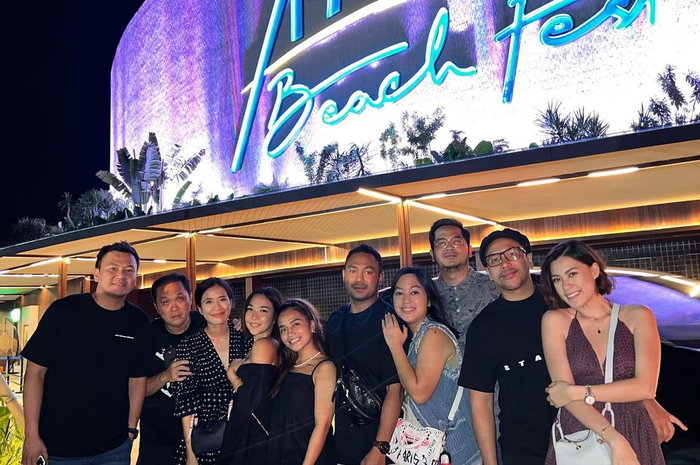 Gisel cueki respon Wijin di foto pesta sahabat mereka di beach club milik Hotman Paris. Begini respon Wijin di foto Gisel. 