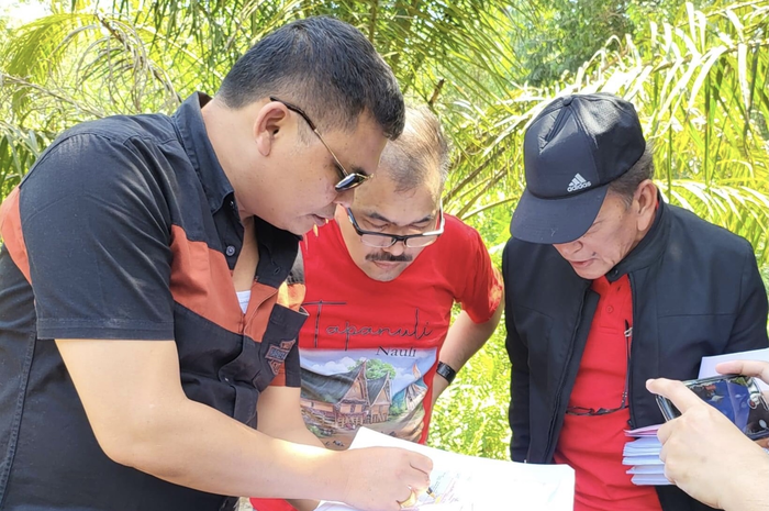 Pengacara Brigadir J yang dikira hilang usai diusir Dirtipidum diam-diam dapat job baru dari juragan tanah. Foto Kamaruddin jadi sorotan.