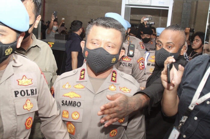 Matius Marey ajudan Ferdy Sambo yang tatonya bikin heboh ternyata masih aktif di sini. Bosnya dipecat Polri. Foto sosoknya dikulik.