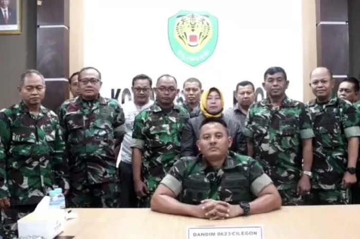 KSAD Jenderal Dudung meminta anggotanya jangan jadi ayam sayur. Pantas prajurit TNI satu Indonesia geruduk Effendi Simbolon. 