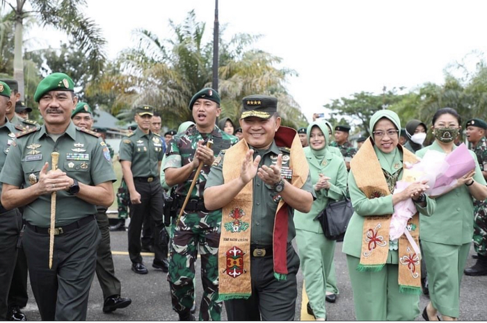 KSAD Jenderal Dudung meminta anggotanya jangan jadi ayam sayur. Pantas prajurit TNI satu Indonesia geruduk Effendi Simbolon. 