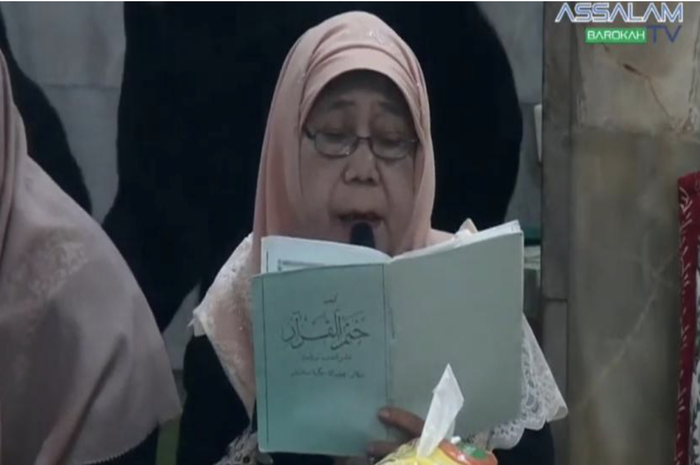 Ustazah Taslimah yang ambruk selagi pimpin baca tahlil di masjid ternyata punya tabiat asli begini. Foto almarhumah sampai viral. 