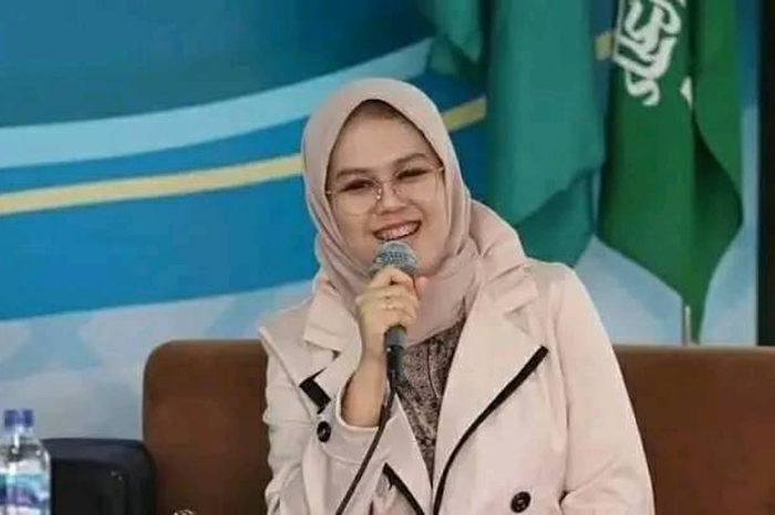 Ustazah Ning Imaz ternyata sudah dicekoki ilmu begini sedari kecil. Dia baru-baru ini dihina Eko Kuntadhi. Foto sosoknya ramai dibahas.