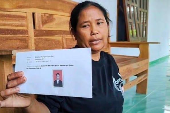 Ibunda pemuda Madiun sampai harus memelas begini saat motof anaknya bantu hacker Bjorka diungkap. Foto tersangka beredar.