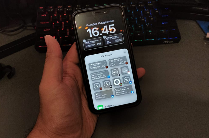Tampilan ketika ingin menambah widget iOS 16 di layar kunci iPhone.