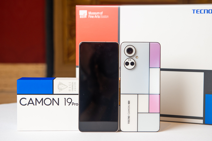 Tampilan belakang dan depan produk terbaru Tecno yakni Tecno Camon 19 Pro Mondrian.  