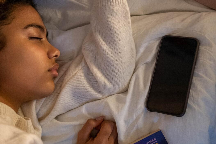 Bahaya kesehatan tidur di dekat ponsel yang tidak boleh diabaikan.