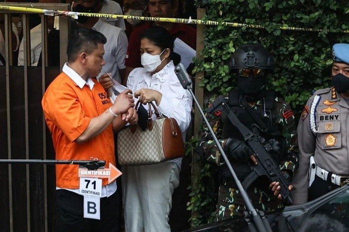 Putri Candrawathi disebut lihai menyembunyikan 2 barang bukti vital ini hingga bisa tampil seperto orang kondangan di rekonstruksi.