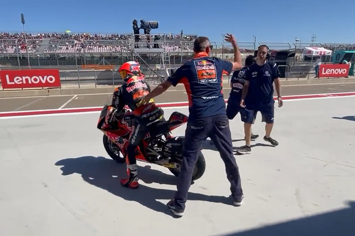 Dua kru Sterilgarda Husqvarna Max Racing Team milik Max Biaggi mencegah pembalap Red Bull KTM Tech3, Adrian Fernandez untuk mengikuti sesi kualifikas Moto3 Aragon 2022.