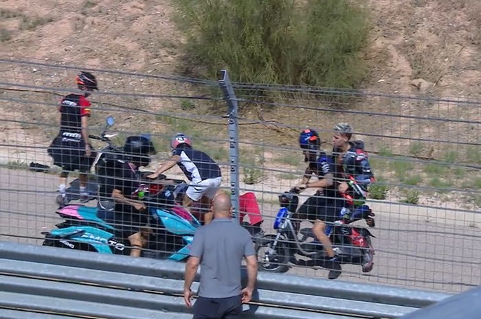 Fabio Quartararo kembali alami crash di pinggir trek Sirkuit Aragon saat kembali ke paddock Yamaha di gelaran MotoGP Aragon 2022, Minggu (18/9/2022).
