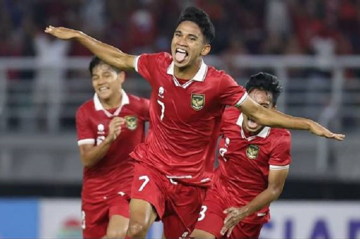 Selebrasi Marselino Ferdinan bersama Timnas Indonesia U-20 usai cetak gol roket ke gawang Vietnam di Stadion Gelora Bung Tomo, Surabaya, Minggu (18/9/2022).