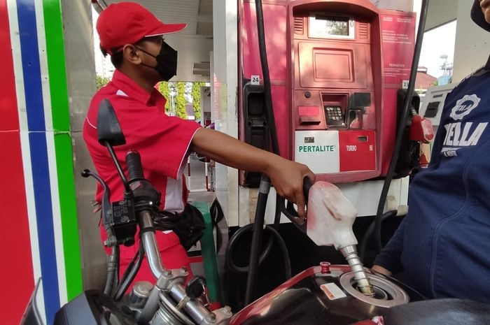 Ilustrasi isi bensin Pertalite. Beredar isu di tengah masyarakat jika kualitas Pertalite menurun setelah harga Pertalite naik, begini penjelasan pihak Pertamina.