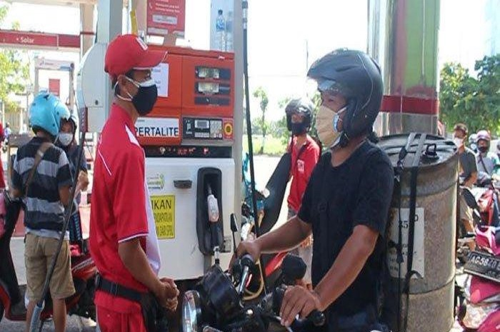 Foto ilustrasi SPBU. Harga Pertalite dan BBM lainnya mungkin turun atau enggak, Pertamina kasih penjelasan.