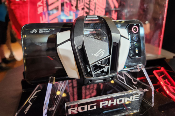 ASUS ROG Phone 6 dengan AeroActive Cooler 6