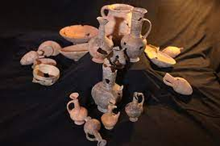 Tembikar kuno yang ditemukan di Israel yang berisi residu opium.