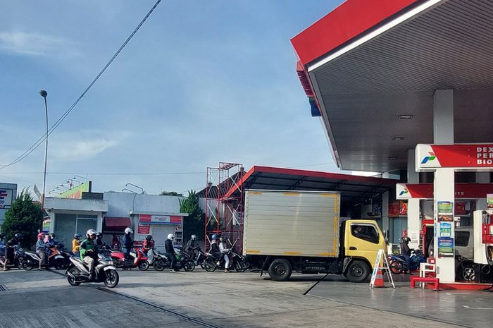 Harga Pertalite dan BBM lainnya naik, anehnya warga sebut antrian di SPBU makin panjang