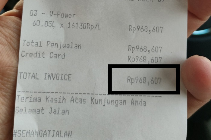 Cuitan pengendara bergaji Rp 6 juta per bulan mengeluh harga bensin Shell V-Power mahal, langsung diserang netizen.