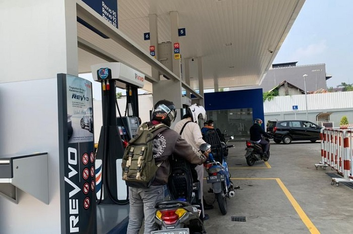 Ilustrasi pemotor beli bensin Revvo 89 di SPBU Vivo.