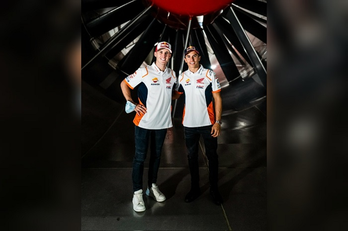 Marc Marquez (kanan) dan Pol Espargaro (kiri) foto bareng jelang MotoGP Jepang 2022.
