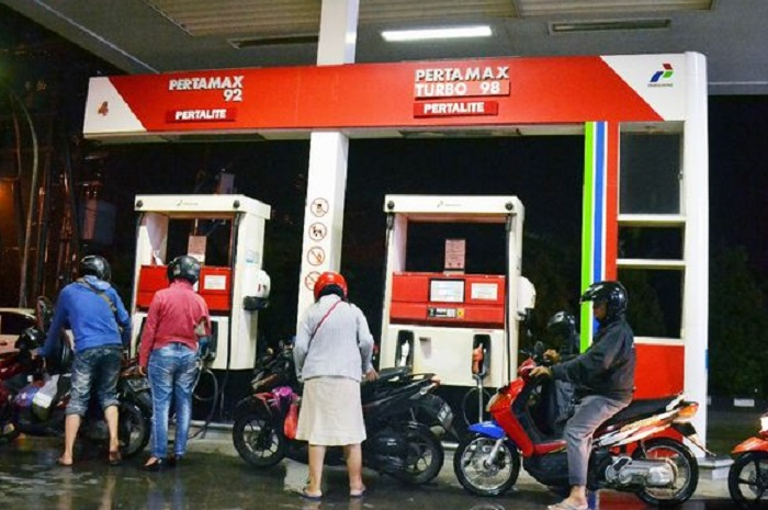 Foto ilustrasi SPBU. Cek harga BBM Pertamina terbaru, Pertalite sampai Pertamax Turbo sama di seluruh Indonesia?