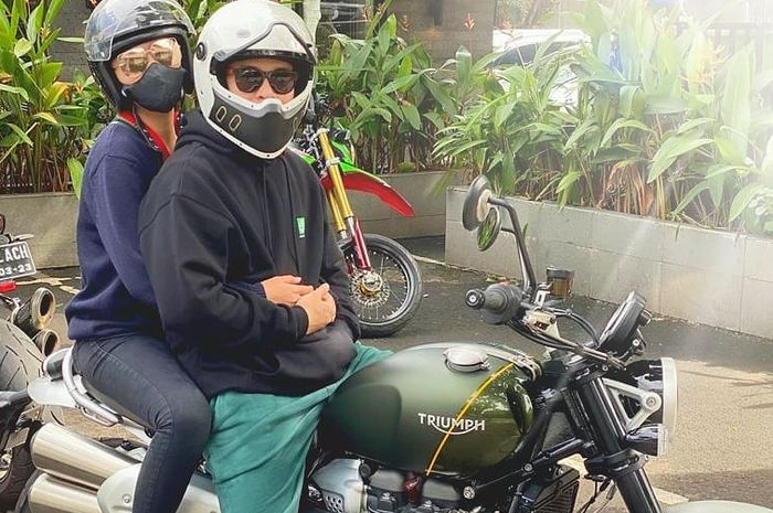 Billy Syahputra dan Amanda Manopo naik Triumph Scrambler 1200 jauh sebelum dilaporkan Robby Shine.