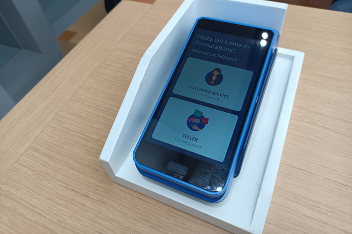 Alat untuk scan kode QR, slash kartu debit, kredit hingga KTP untuk mendapat nomor antrian di kantor cabang PermataBank.