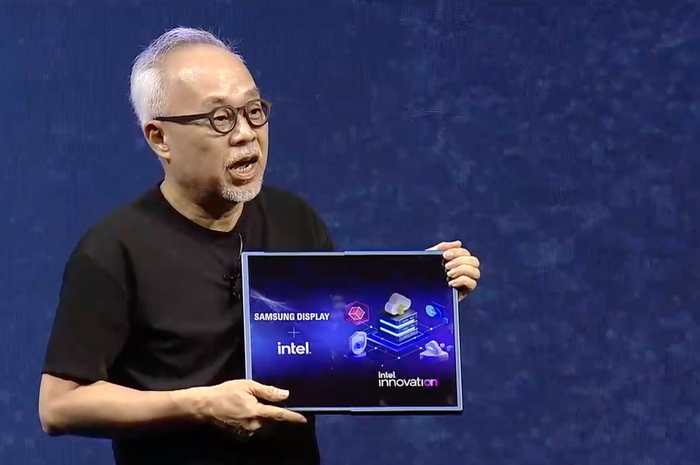 Pemimpin Divisi Layar Samsung J.S. Choi memperagakan prototipe dari PC 