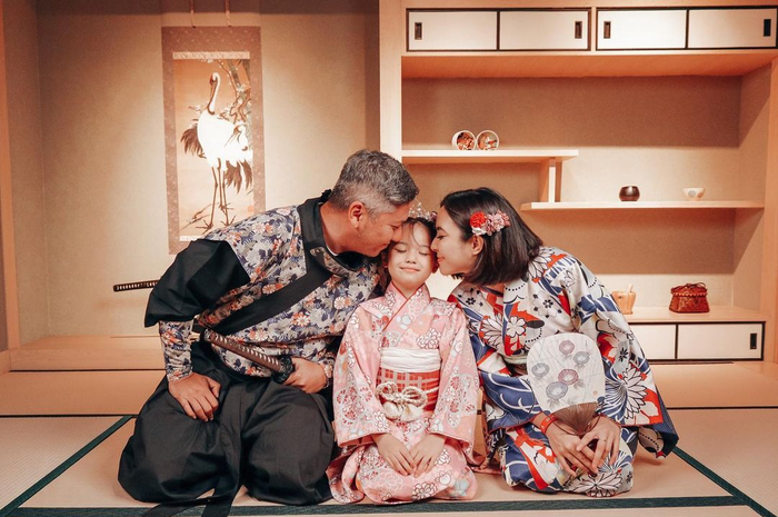 Foto Pipi gempi dicium Gisel dan Gading Marten viral, netizen berceloteh, yang diimpikan para anak broken home. 