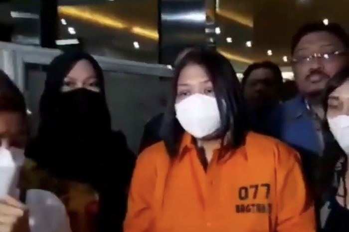 Keluarga Brigadir J memposting foto begini usai melihat istri Ferdy Sambo, Putri Candrawathi memakai baju tahanan. 