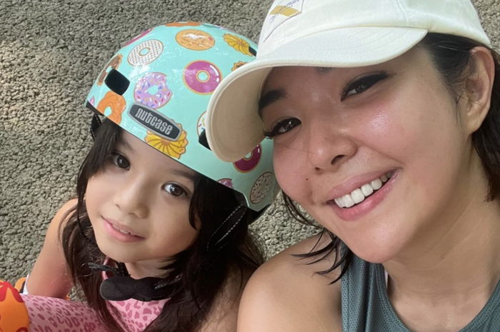Gisel masih sempat posting foto lari di tempat inii sebelum memboyong Gempi liburan ke Bali. Yuk, kita lihat foto Gisel dan Gempi. 