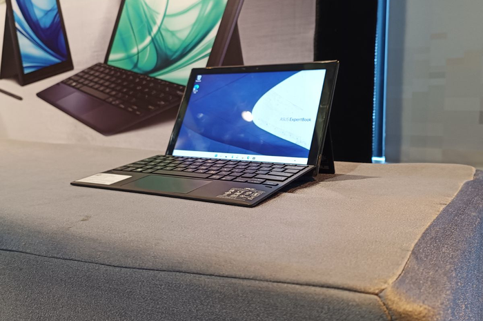 ASUS Expertbook B3000 adalah laptop atau PC dengan OS Windows 11 namun menggunakan chip Snapdragon 7c Gen 2 yang tidak hanya cepat namu sangat efisien