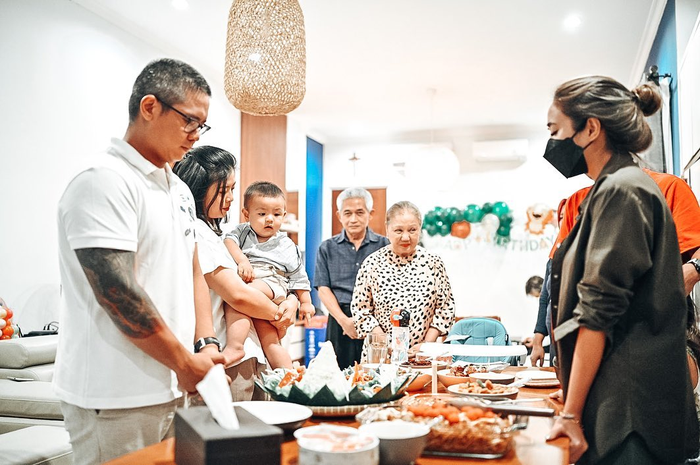 Gisella Anastasia memposting foto kenangan ini setelah ibu Gading Marten, Farida Sabtijastuti meninggal dunia.