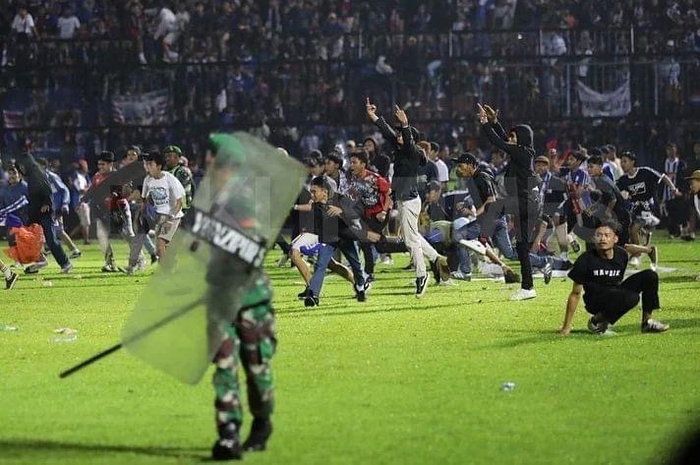 Presiden Jokowi sampai menghapus foto postingan ini usai digeruduk netizen soal Tragedi Kanjuruhan. Media asing ikut meliputnya.