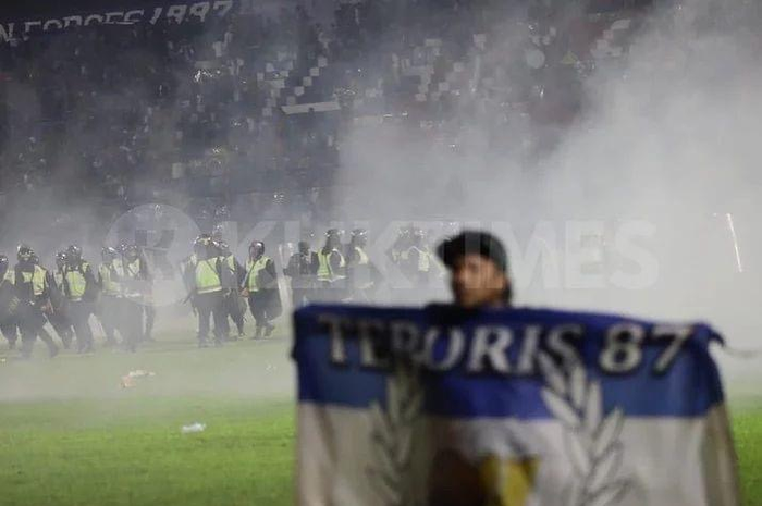 Inilah 9 foto pilu kerusuhan di Stadion Kanjuruhan Malang yang merenggut nyawa 2 polisi. Jenazah korban bergelimpangan bikin nyesek.