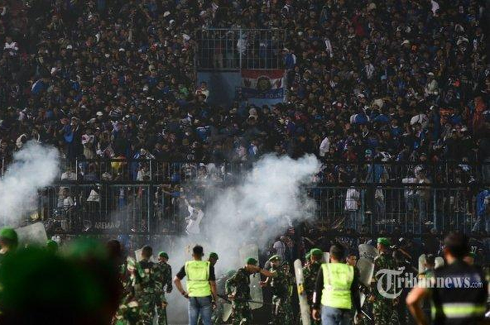 Suporter Arema FC, Aremania turun ke stadion usai laga Arema FC melawan Persebaya Surabaya dalam lanjutan Liga 1 2022 di Stadion Kanjuruhan, Kabupaten Malang, Sabtu (1/10/2022). Aremania meluapkan kekecewaannya dengan turun dan masuk kedalam stadion usai tim kesayangannya kalah.