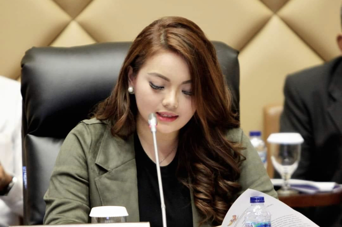 Siapa Hillary Brigitta Lasut? Inilah profil anggota DPR yang polisikan komika Mamat Alkatiri. Dia pernah minta pengawalan Kopassus.