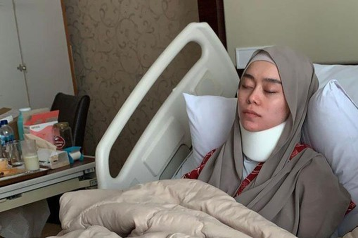 Foto kondisi terkini Lesti Kejora dengan leher disangga gips viral. Matanya terpejam. Rizky Billar kabur saat polisi datangi rumahnya.