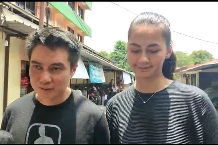 Baim Wong (kiri) dan Paula Verhoeven (kanan) mendatangi Polsek Kebayoran Lama, Jakarta Selatan pada Senin (3/10/2022).  