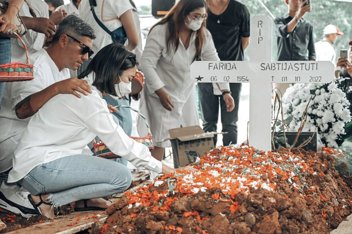 Gisel posting foto begini bareng Gempi di Bali usai tangisnya pecah di pemakaman ibunda Gading Marten. 