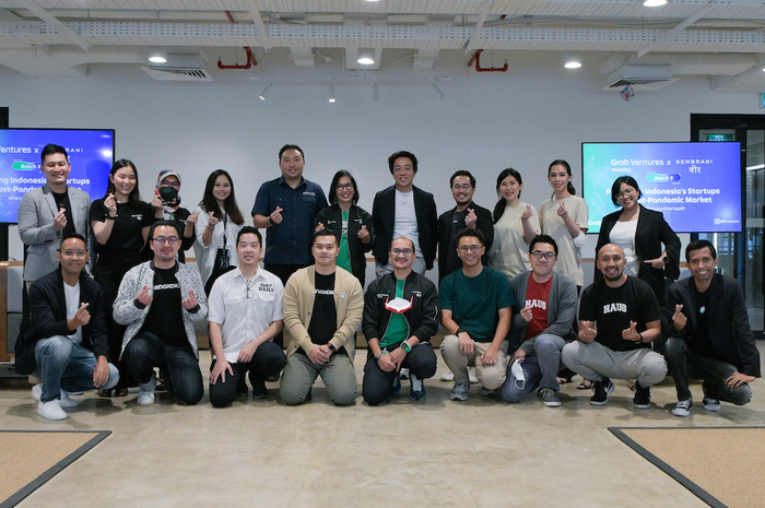 Country Managing Director of Grab Indonesia, Neneng Goenadi (berdiri tengah) dan CEO BRI Ventures, Nicko Widjaja (berdiri, lima dari kanan) bersama para finalis startup Grab Ventures Velocity Batch 5 X Sembrani Wira yang mendapatkan pendampingan selama 12-16 minggu untuk menguji produk dan ide dalam ekosistem Grab.