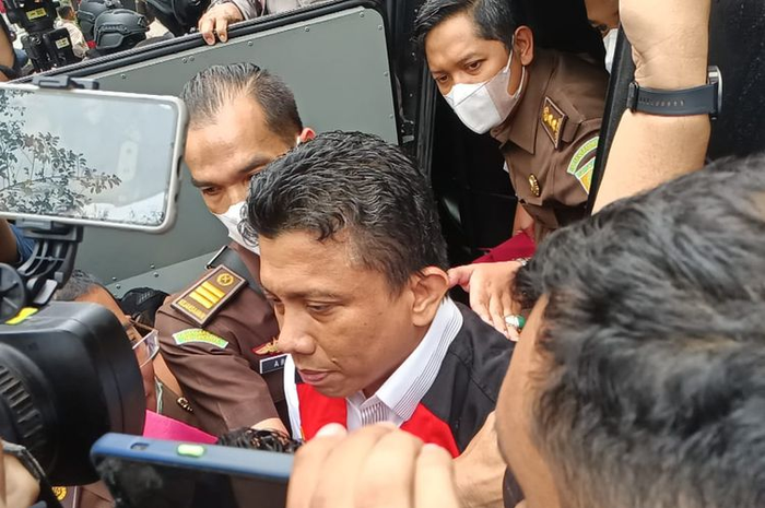 Menurut pengacara Febri Diansyah, Ferdy Sambo tidak menyuruh Bharada E menembak Brigadir J tapi menghajarnya. Tapi yang terjadi adalah penembakan Brigadir J.