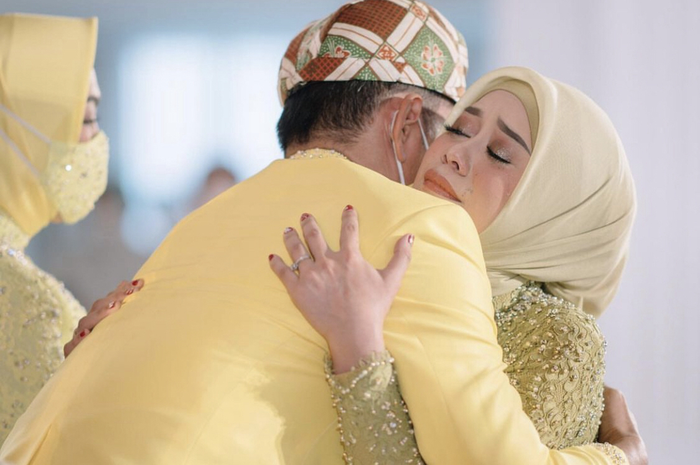 Ternyata ini cara Lesti Kejora pergoki Rizky Billar selingkuh. Pantas suaminya sampai tega bikin tulang leher sang biduan bergeser.