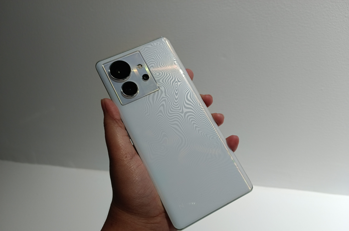 Infinix Zero Ultra hadir dengan dua pilihan warna.