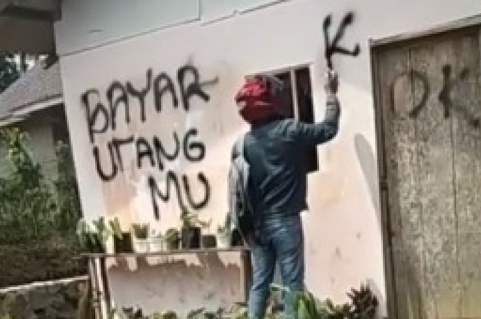 Ilustrasi OJK larang debt collector pinjol yang lakukan ancaman saat menagih utang ke nasabah.
